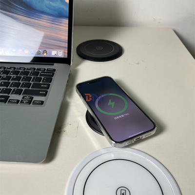 オフィス用家具 EU電源出所とUSBA+C付きの円型QI無線充電器 ソファー用コーヒーテーブル充電ステーション